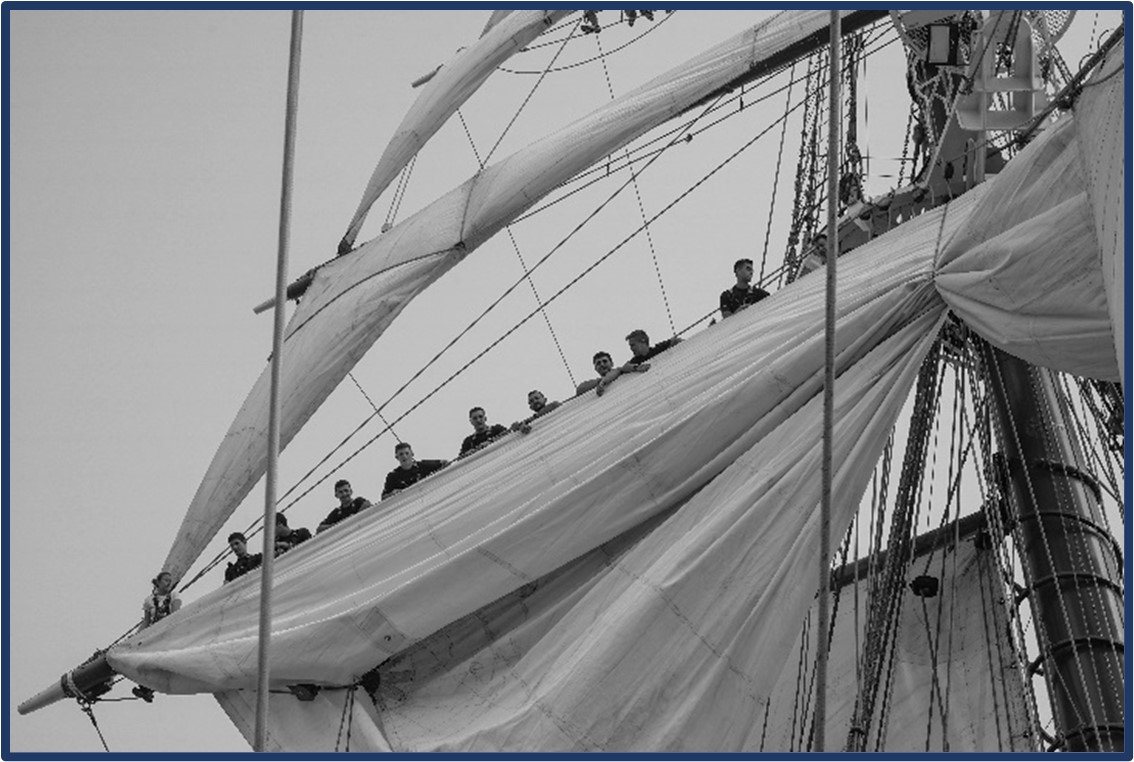 Guardiamarinas aferrando el trinquete cruz.