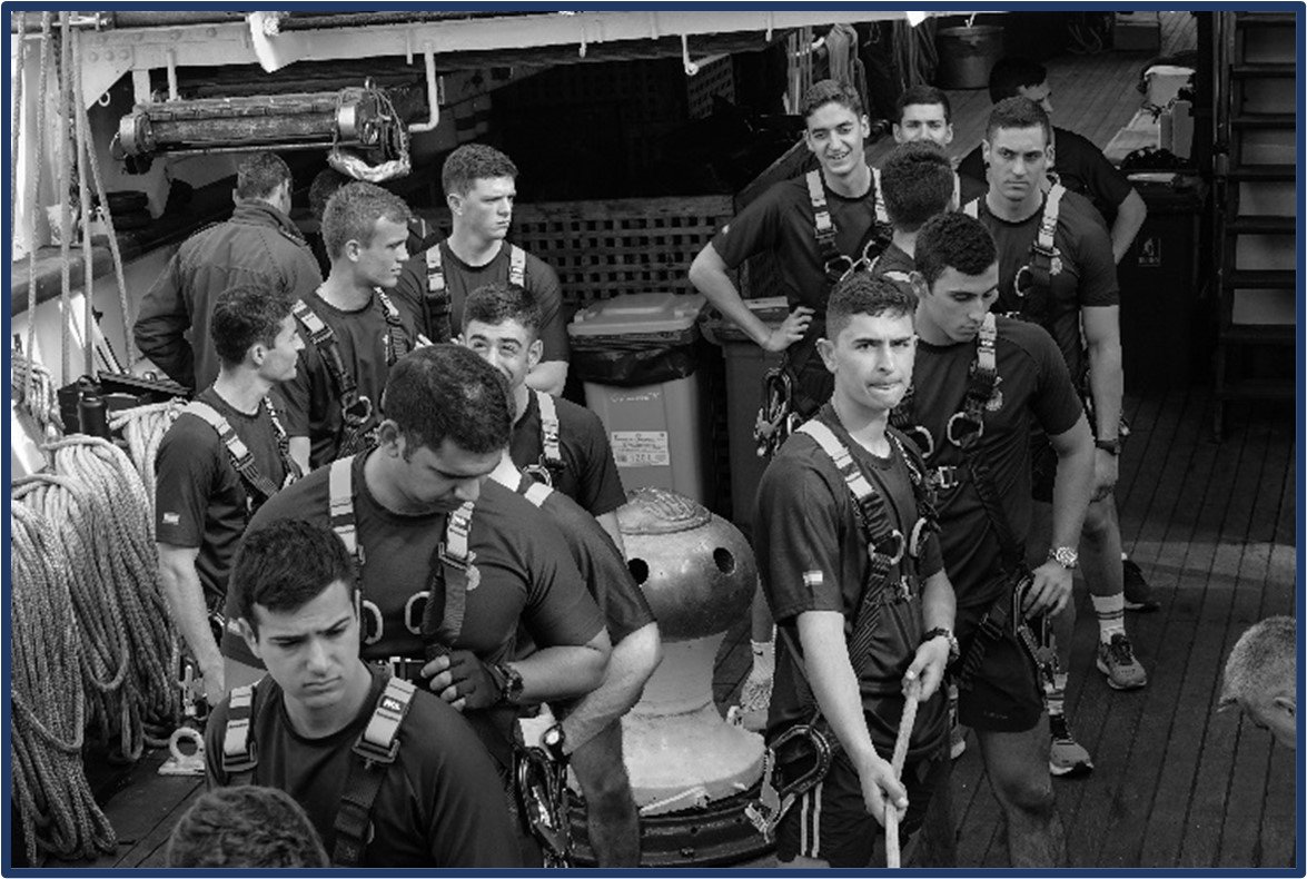 Guardiamarinas trabajando con la cruz.