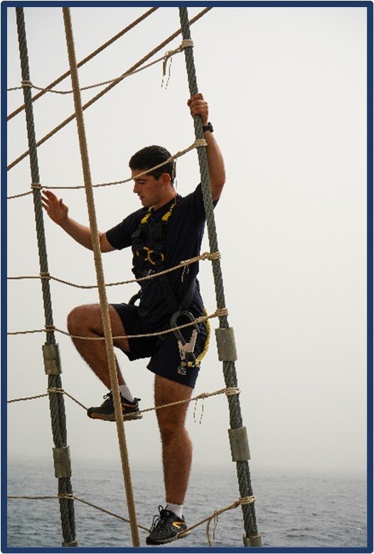 Guardiamarina trepando por la jarcia.